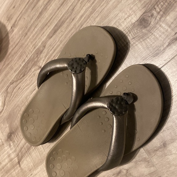 Vionic Lida flip flop size 8.5 - Picture 3 of 5